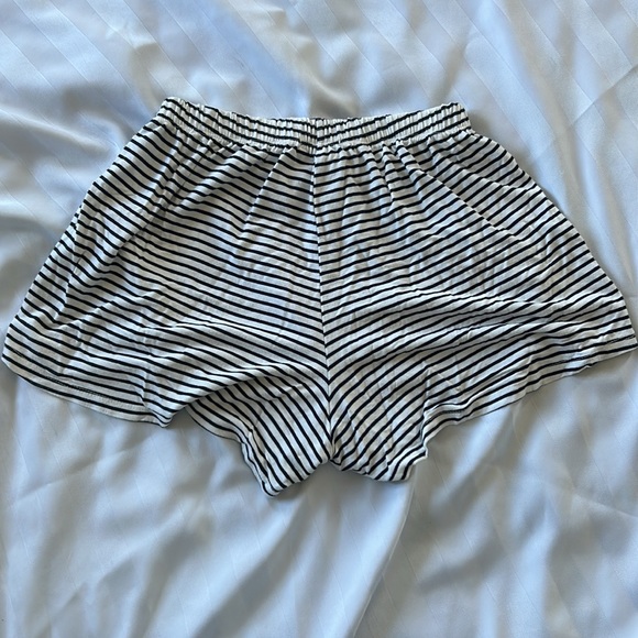 ⭐️Free with purchase⭐️ Brandy Melville stripped pyjamas shorts - Picture 2 of 2